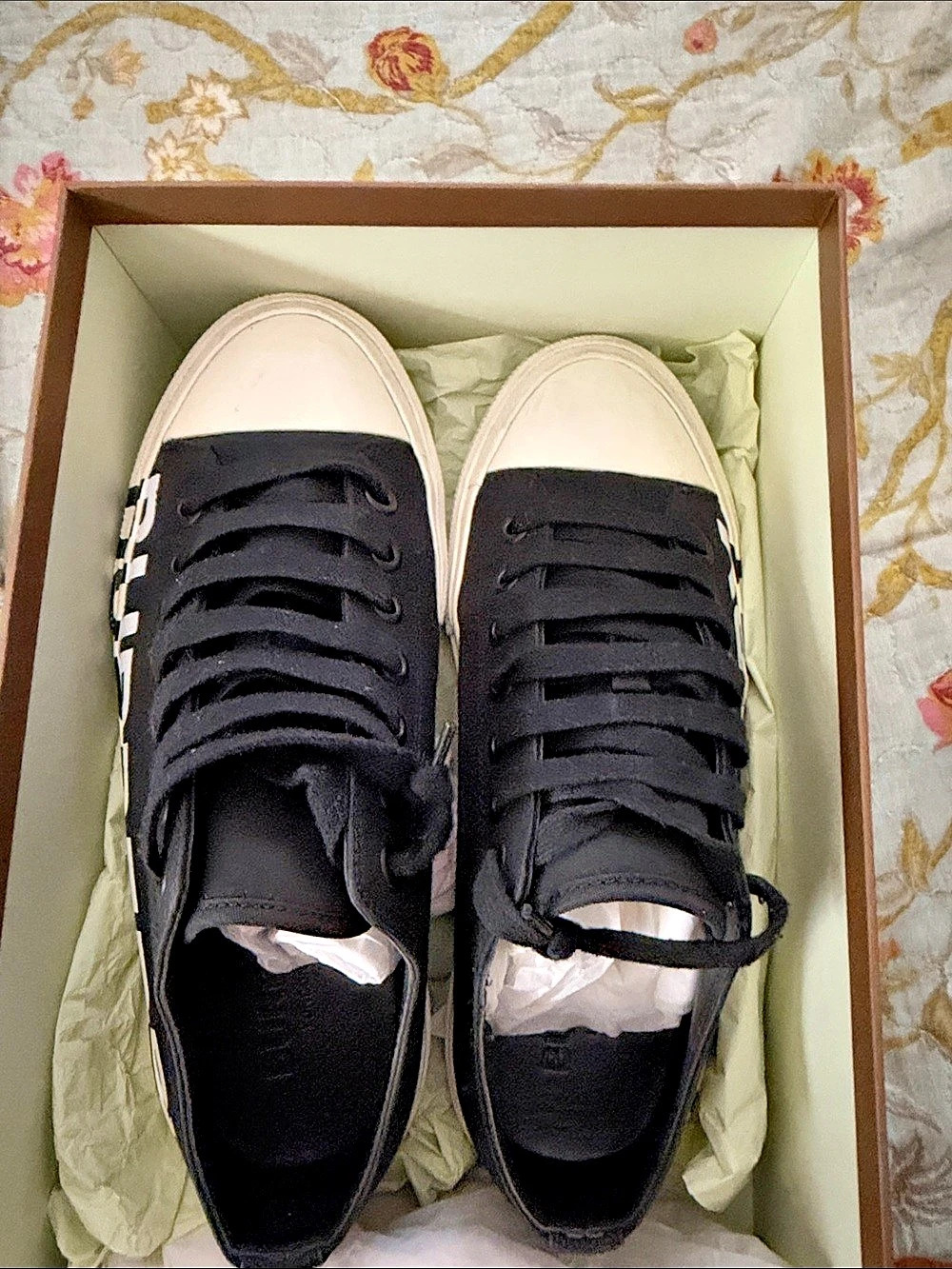 Burberry Larkhall Logo Lace Up Sneaker Black & White EU 39.5 Like New